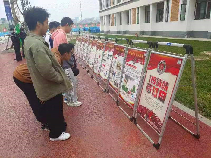 学生在观看消防宣传展板