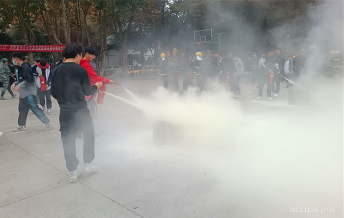学生进行灭火器实操演练