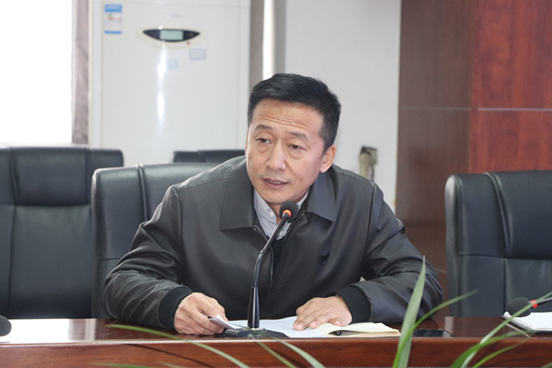 后勤安保处综合科科长何冰主持大会并通报师生满意度调查问卷情况