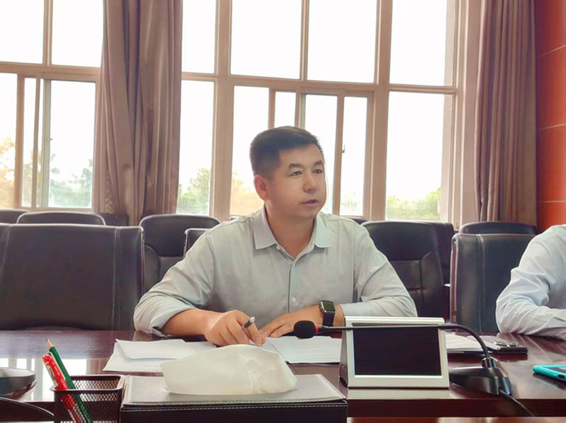后勤安保处处长李晓飞主持会议并解读《深化全国健康学校建设全面落实“健康第一”教育理念三年提质实施方案（2026—2028年）》