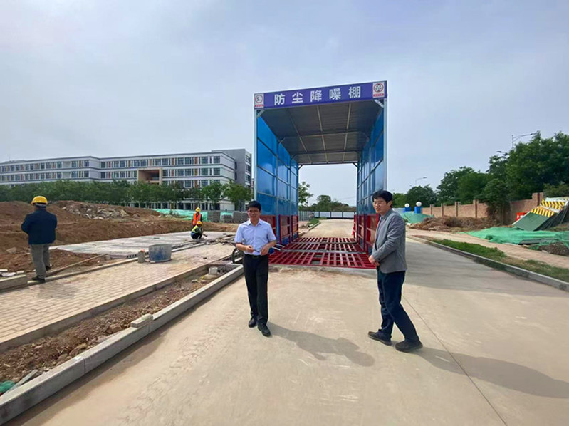 查组在校内施工现场检查