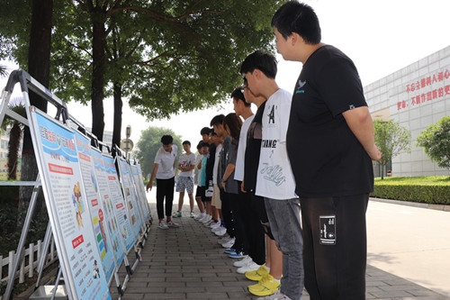 学生观看禁毒宣传教育展板