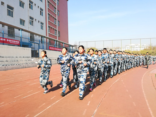 激情在跑道上飞扬  青春在赛场上闪光