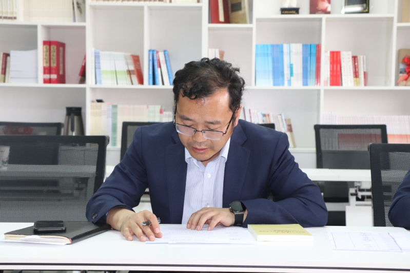 后勤党总支组织委员郎儒林领学学校文件