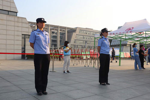 公安民警在执勤