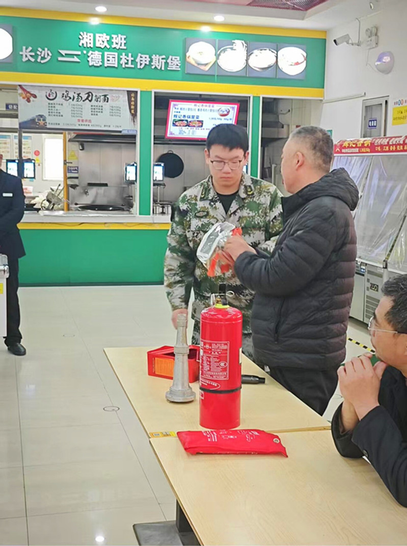后勤安保处消防干事魏孔宇老师为餐饮中心从业人员进行消防技能培训