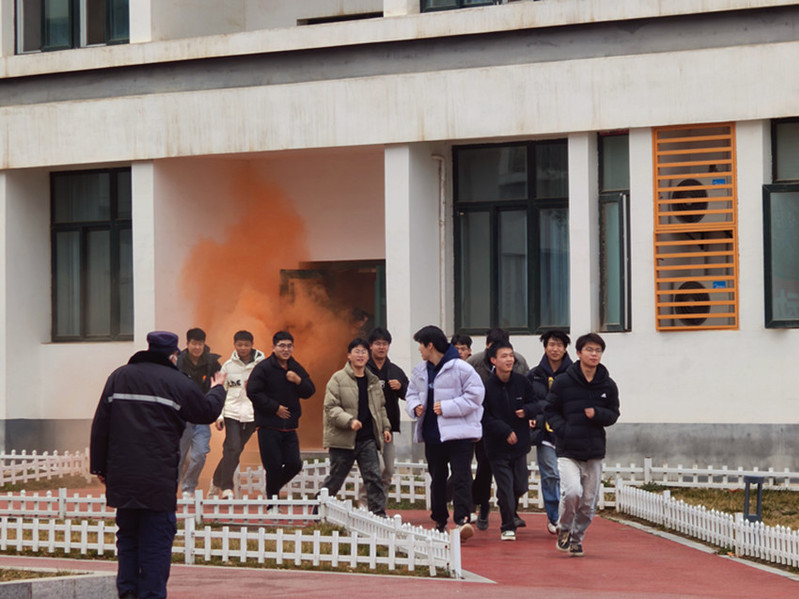 参演学生在安保人员指引下向安全地带集结