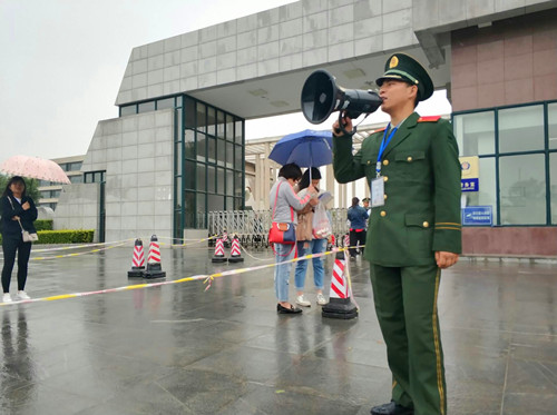 提醒考生持证件有序入场