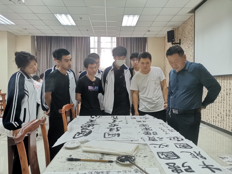 书画爱好者对作品进行交流探讨.