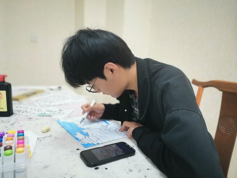 学生绘画爱好者进行国家安全绘画作品创作