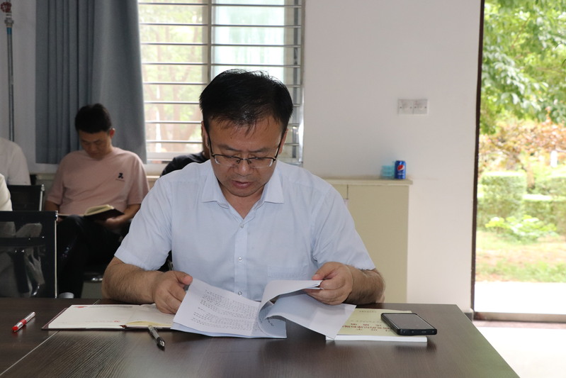 后勤党总支组织委员李晓斌传达学校党委文件
