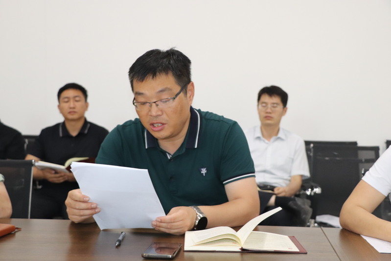 后勤党总支纪检委员王新科传达学校党委文件