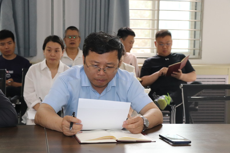 后勤党总支统战委员李兵方主持会议