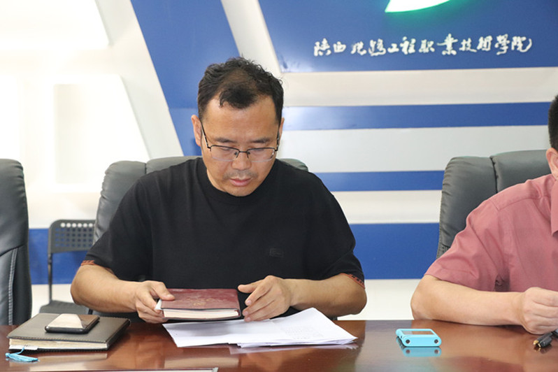 后勤党总支宣传委员郎儒林传达学习学校党委《关于认真学习宣传贯彻党的二十届三中全会精神的实施方案》