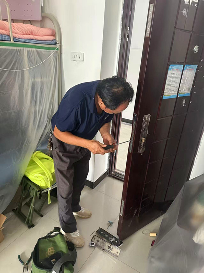 战高温  抢工期  实干护校园