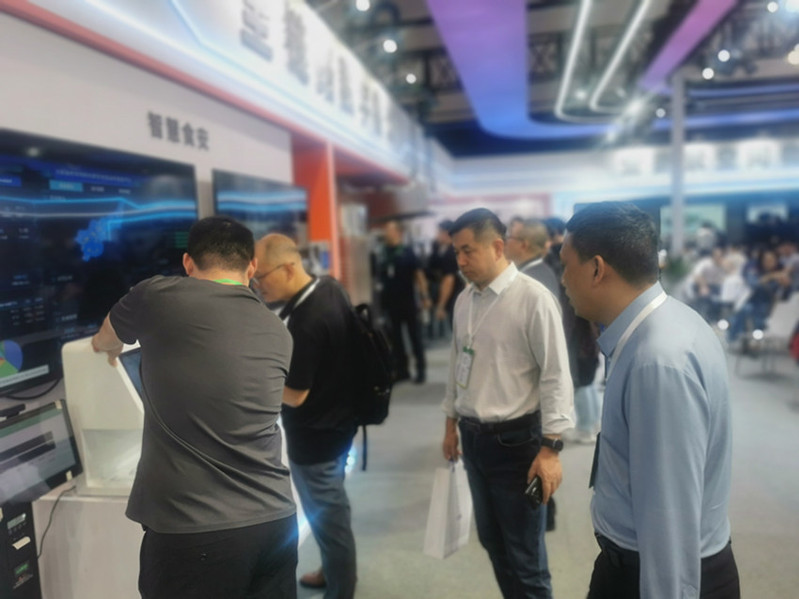 考察组在展会现场观摩智慧食安数字化管理平台_