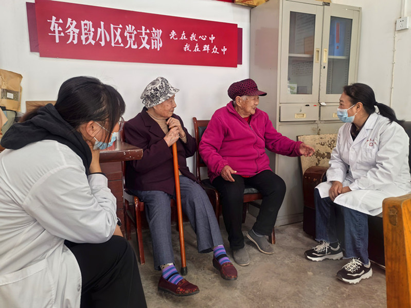 志愿者服务队成员跟老人促膝交谈