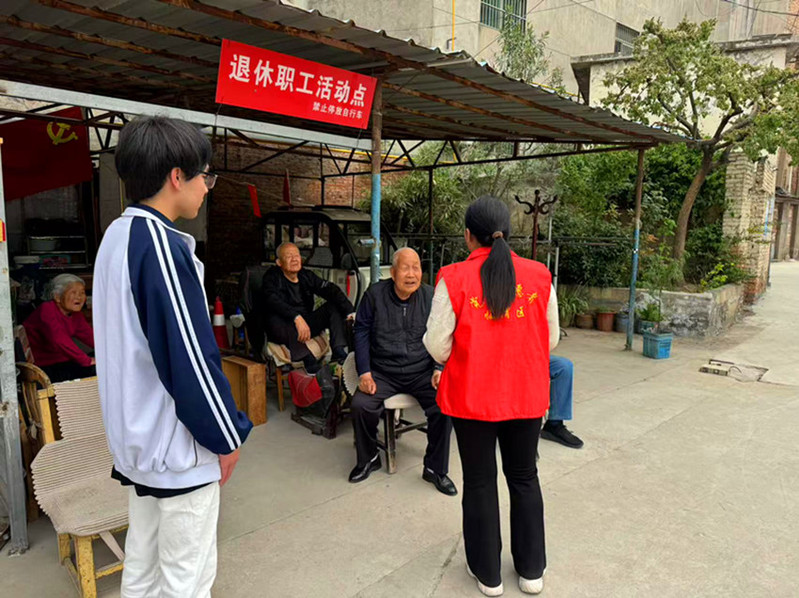 志愿者服务队成员听老人们讲述过去的故事