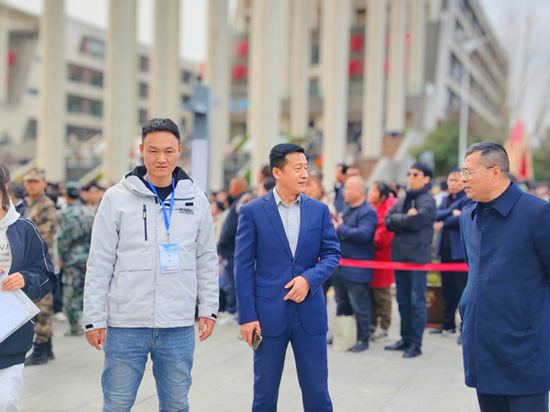 后勤安保处综合科何冰科长在单招现场