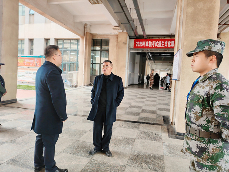 后勤安保处副处长康江龙在单招安保现场