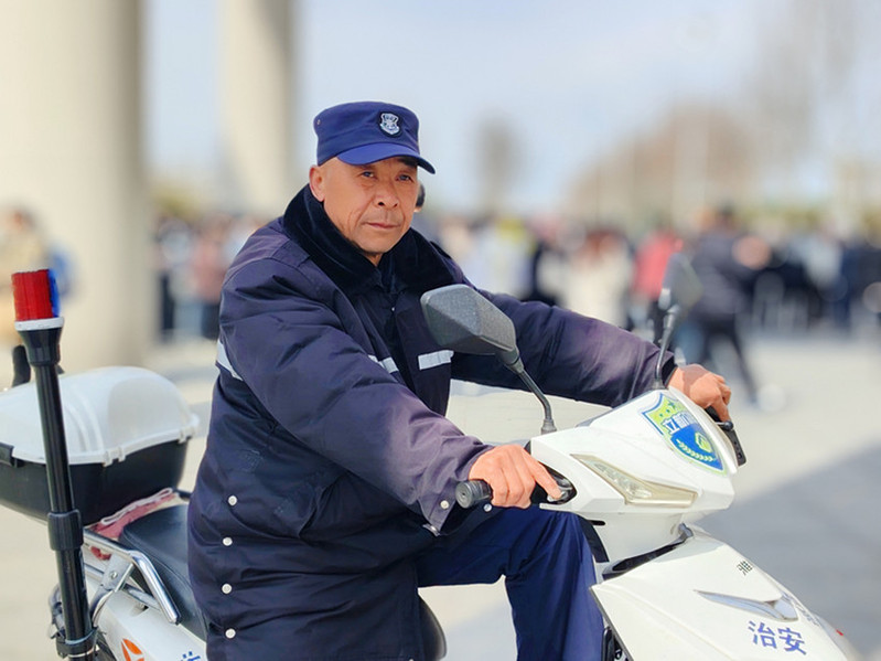 保安不间断校园巡逻 全力维护校园安全和秩序