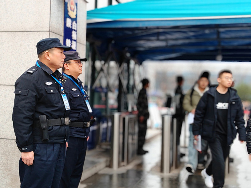 辖区民警在学校单招现场执勤