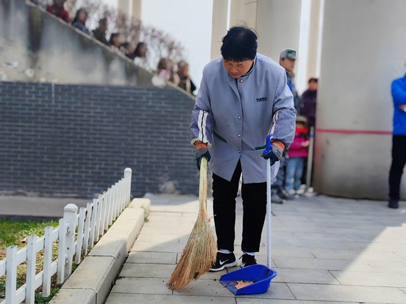 保洁人员及时清理地面垃圾