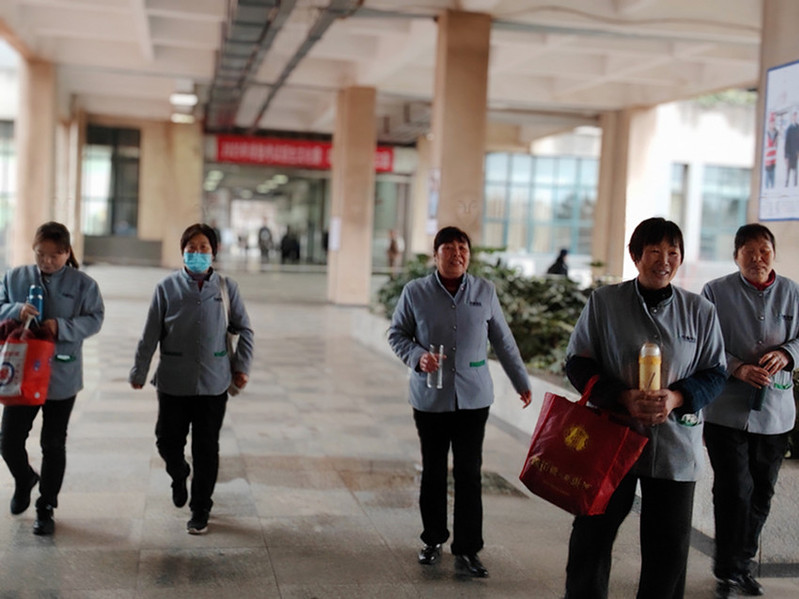 保洁人员提前进入考试楼宇进行保洁服务