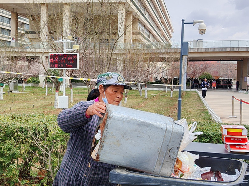 校园垃圾及时清理，确保校园环境干净整洁