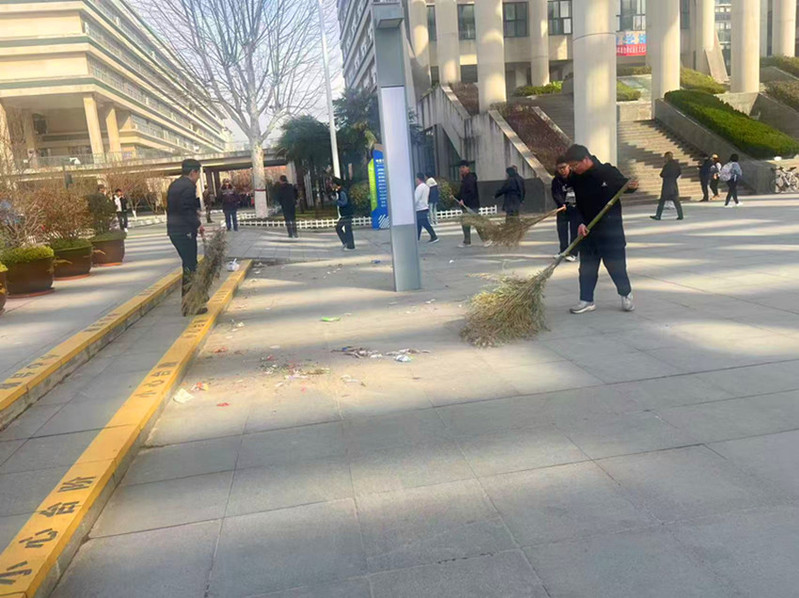 打扫校园卫生，恢复校园整洁面貌