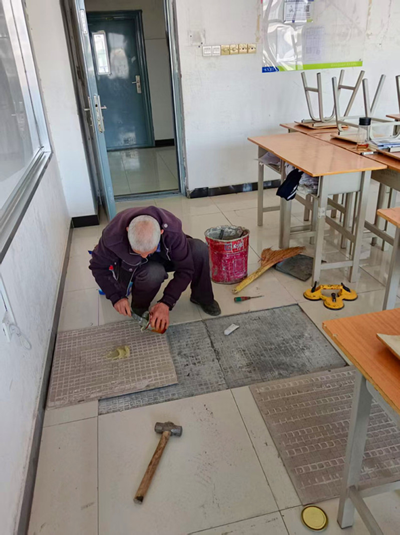 对考场地板进行维修