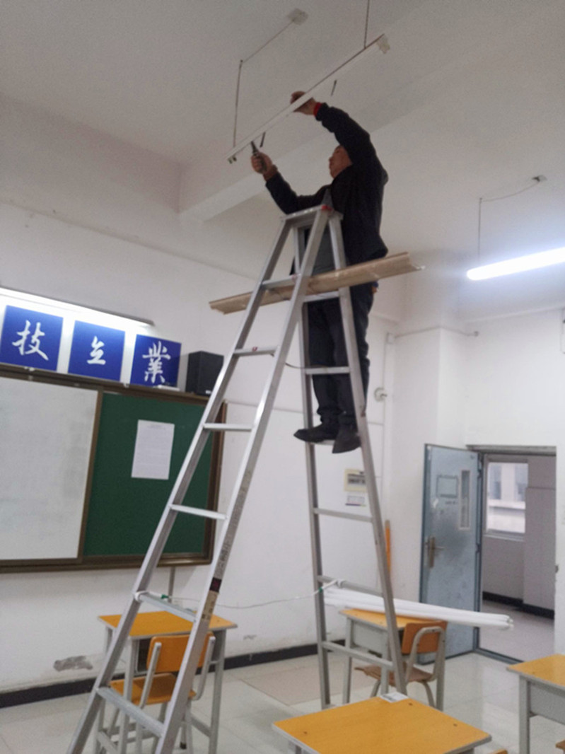 对考场照明设备进行维