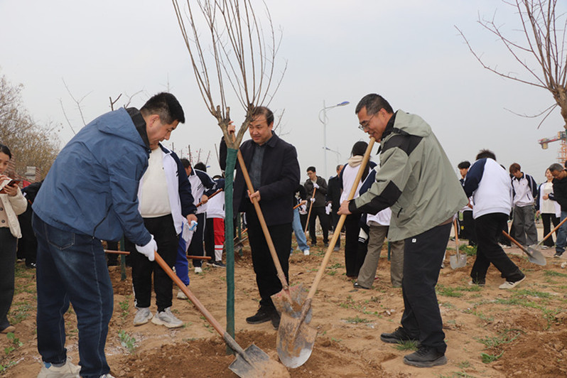贺建锋副校长和后勤安保处干部一同植树