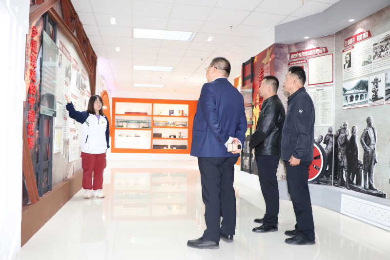 参观中国铁路建设法治史教育基地