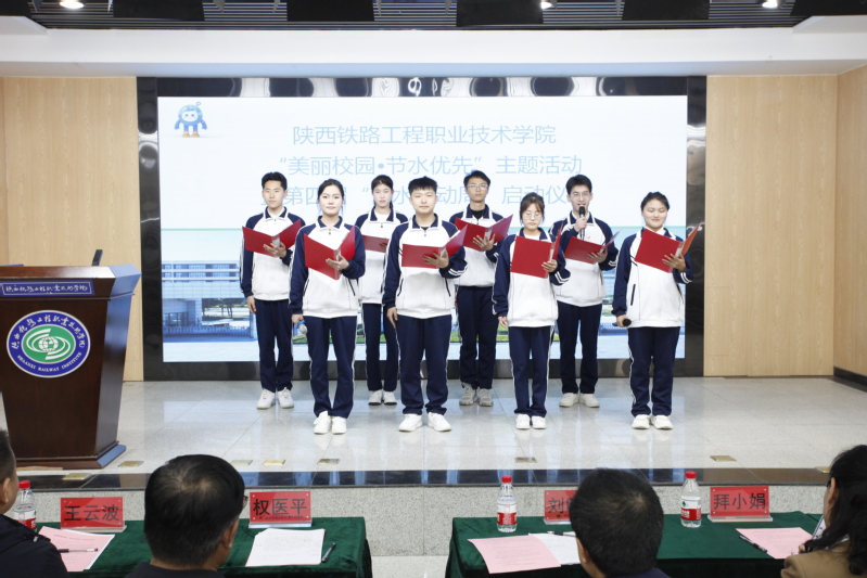 学校广播站8名学生集体激情朗诵诗歌《水之赞歌》.