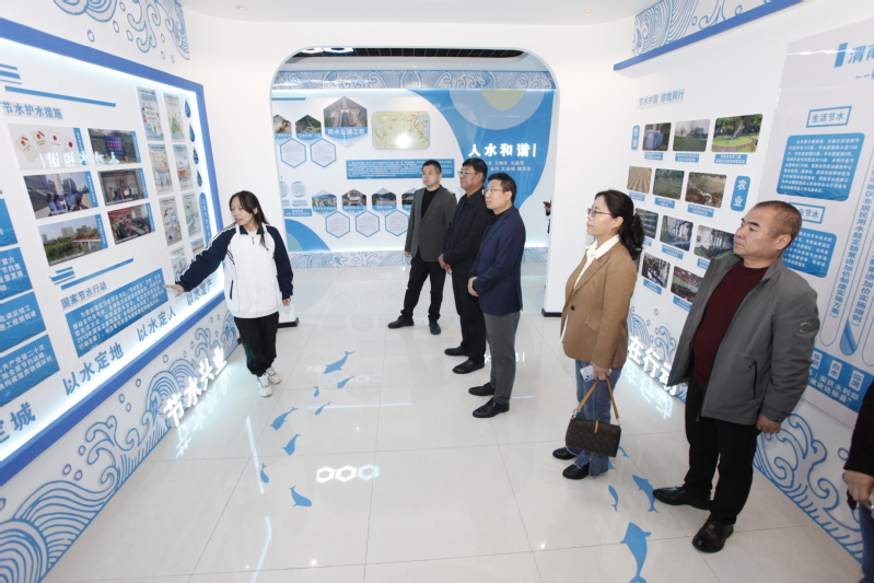 参观设立在校内的渭南市节水教育基地