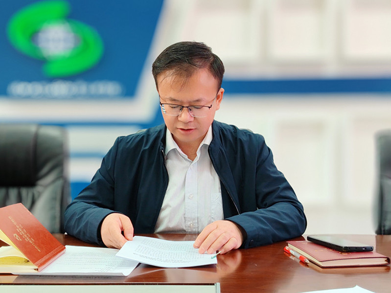后勤党总支组织委员李晓斌对学校《深入贯彻中央八项规定精神学习教育实施方案（草案）》进行解读