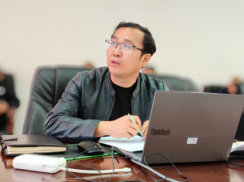 后勤党总支宣传委员郎儒林宣读《后勤党总支贯彻落实中央八项规定精神学习教育实施方案》