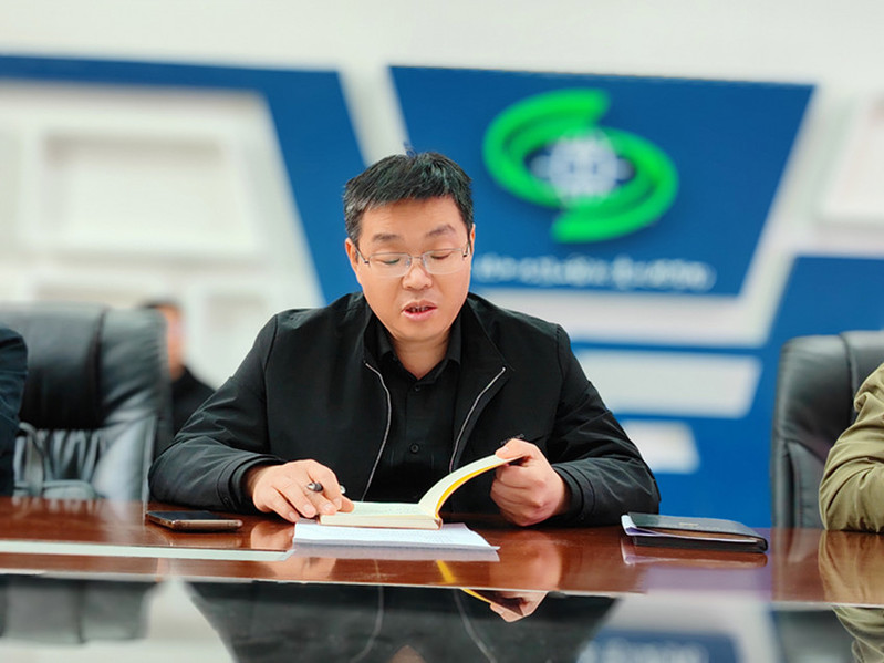 后勤党总支纪检委员王兴科主持学习教育动员部署会