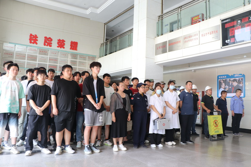 参演人员和观摩人员聆听演练点评