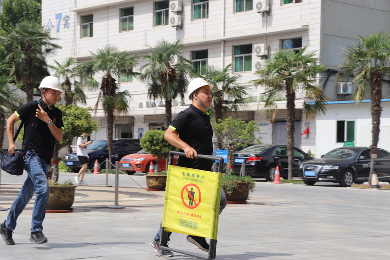 救援小组奔赴救援现场