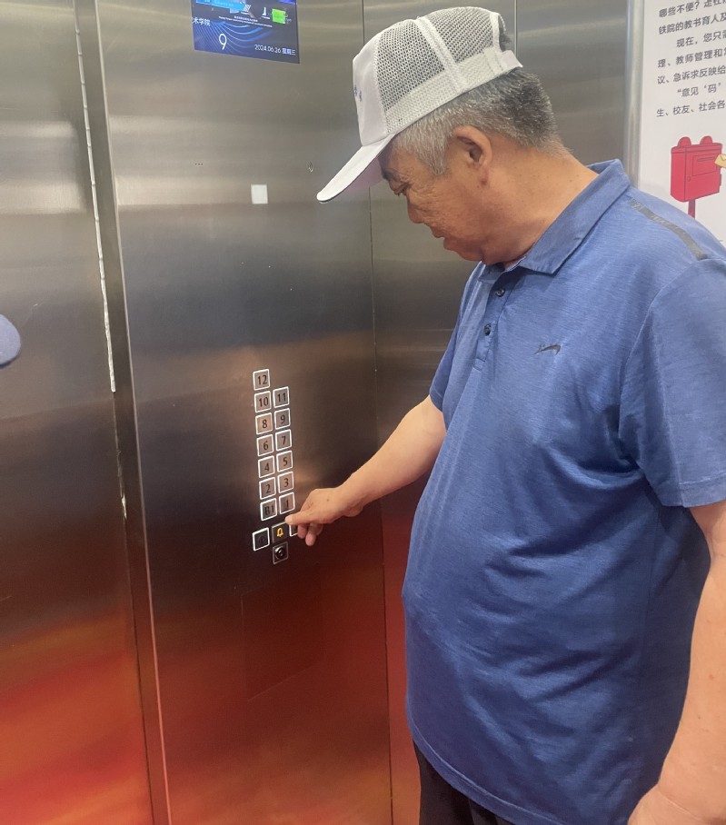 被困乘客通过电梯报警铃向外界求救