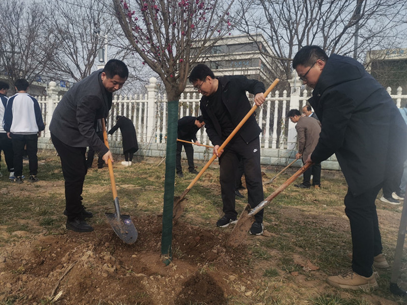 后勤安保处处长李晓飞参加植树活动