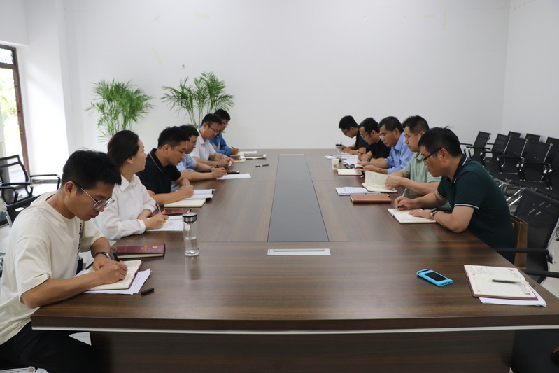 后勤党总支读书班集体学习研讨现场