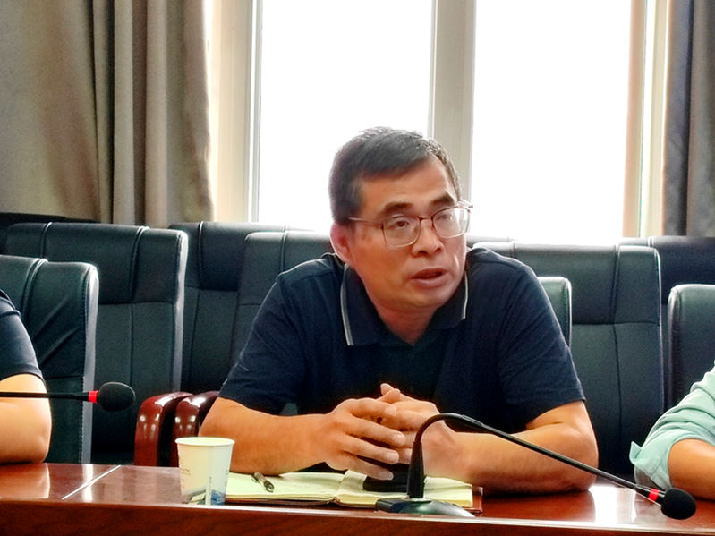 后勤安保处副处长康江龙对服务企业提出工作建议和服务要求