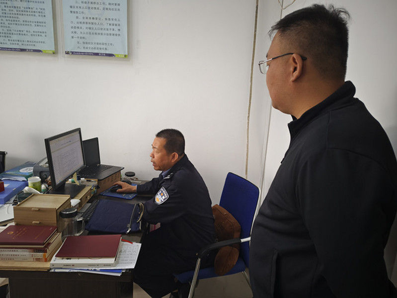 民警查阅校园安全工作台账资料