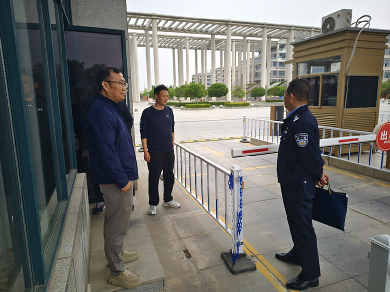 民警实地检查校园出入口安防管控情况