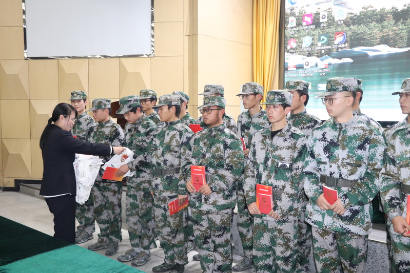 周春燕主任为学生发放普法宣传小册子和纪念品
