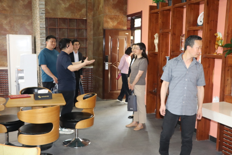 考察团在教师发展中心参观