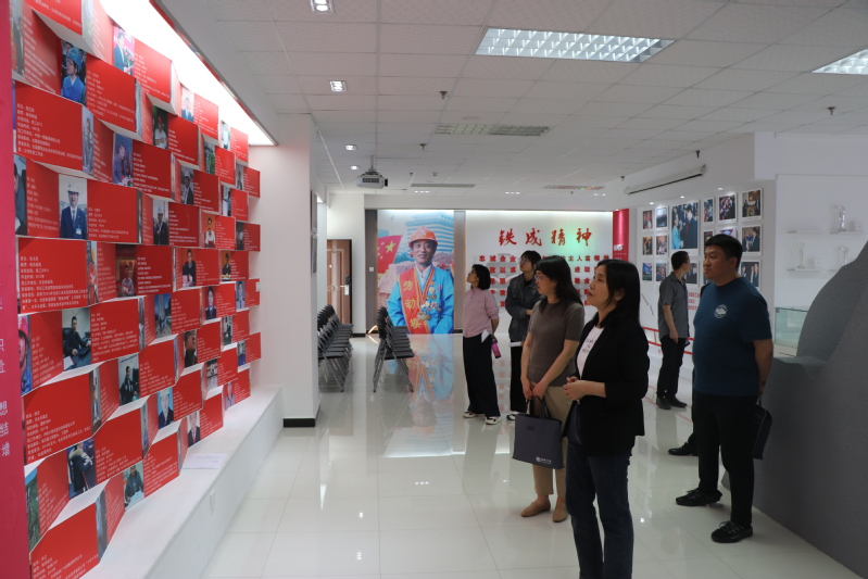 考察团在窦铁成事迹展览馆参观